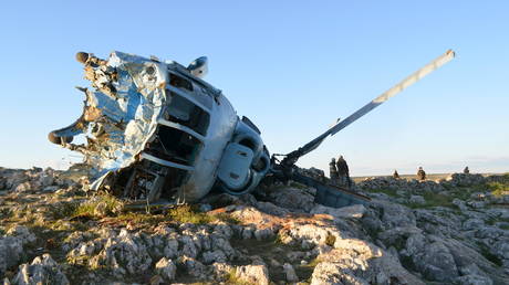 FILE FOTO: Nusra Front fighters inspect a helicopter that belongs to forces loyal to Syria's President Bashar Al-Assad after it crashed in Jabal al-Zawiya in the southern countryside of Idlib, March, 2015