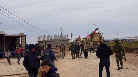 Syrian civilian &lsquo;killed&rsquo; by US troops after armored convoy blocked by stone-throwing protesters &mdash; state media