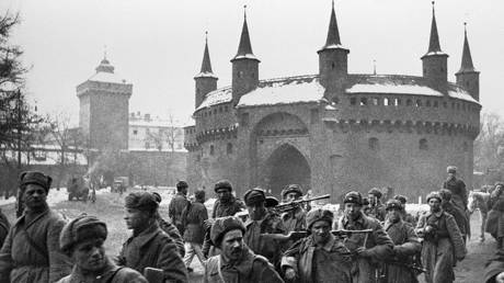 Soviet soldiers in liberated Krakow, 1945. © Sputnik / Mark Redkin