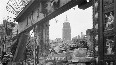 The photo by famous photographer Richard Peter sen. shows the ruins of the Mohrenapotheke in the Johannesstraße (today St. Petersburger Straße) in Dresden. The photo was taken after 17 September 1945. © Deutsche Fotothek / Richard Peter sen