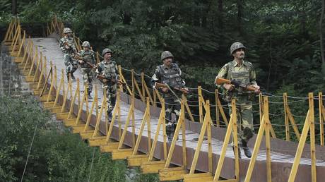 FILE PHOTO. Indian Border Security Force (BSF) soldiers near the Line of Control (LoC) in the Poonch district of Kashmir. ©REUTERS / Mukesh Gupta