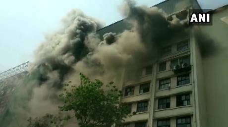 Huge blaze rips through Mumbai building, fears mount people may be TRAPPED inside (VIDEOS)