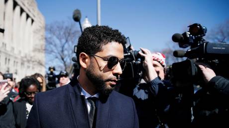 Jussie Smollett leaves court after charges against him were dropped © Reuters / KAMIL KRZACZYNSKI