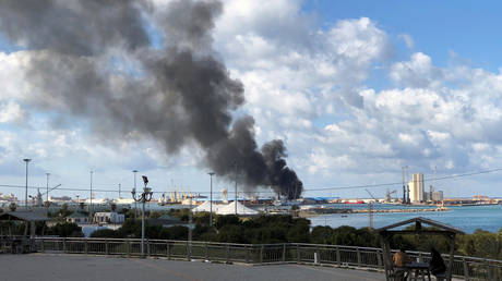 A smoke rises from a port of Tripoli after being attacked in Tripoli, Libya February 18, 2020 © REUTERS/Ahmed Elumami