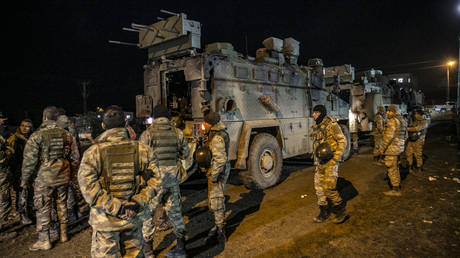 Turkish Army's commandos with armored personnel carriers in Reyhanli district of Hatay, Turkey, February 13, 2020 © Getty Images / Cem Genco / Anadolu Agency