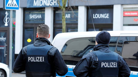 Police officers stand outside the Midnight Shisha bar after a shooting in Hanau, near Frankfurt, Germany, February 20, 2020 © REUTERS/Ralph Orlowski