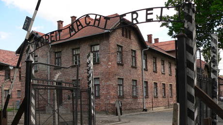 The entrance to Auschwitz 1 concntration camp © Flickr / Ian Rutherford