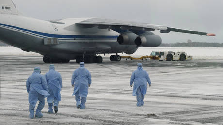 Medical staff receive evacuated citizens of Russian from China's Wuhan province. © Vsluh.ru via Reuters / Yuri Shestak