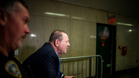 Film producer Harvey Weinstein arrives at New York Criminal Courtroom during his ongoing sexual assault trial in the Manhattan borough of New York City, New York, U.S., February 24, 2020. © REUTERS/Eduardo Munoz