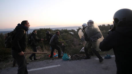 Residents clash with police as Greek govt proceeds with construction of new migrant center in Lesbos (PHOTOS/VIDEOS)