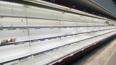 Empty shelves in a supermarket in Pioltello, near Milan. © REUTERS/Flavio Lo Scalzo/File Photo