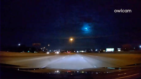 Brightly burning meteor lights the sky BLUE as it streaks across the heavens (VIDEOS)