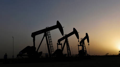 Pump jacks operate at sunset in Midland, Texas, US. © REUTERS / Nick Oxford