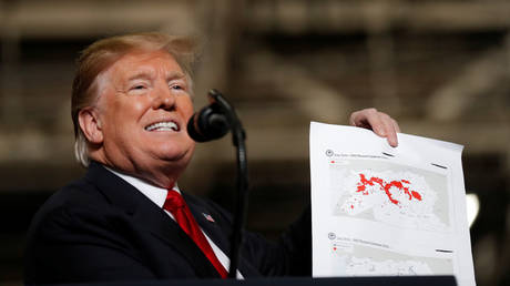 US President Donald Trump shows maps of Syria and Iraq depicting the size of the "ISIS physical caliphate" in March 2019 © Reuters / CARLOS BARRIA