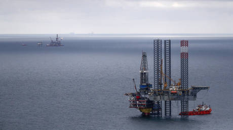 Oil platforms operated by Lukoil company are seen at the Korchagina oil field in Caspian Sea, Russia. © REUTERS / Maxim Shemetov