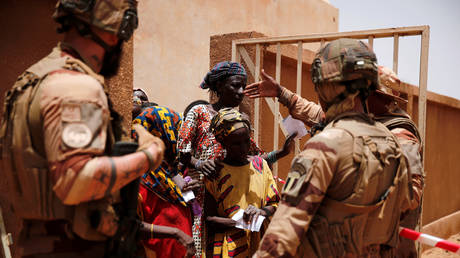 FILE PHOTO: Troops from the Malian Armed Forces (FAMa) and members of a French military medical unit conduct an assistance operation for the local population during the Operation Barkhane in Ndaki, Mali, July 29, 2019. © REUTERS/Benoit Tessier
