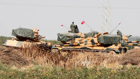 FILE PHOTO. Turkish soldiers stand on top of tanks near the Turkish-Syrian border. ©REUTERS / Murad Sezer