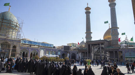 Iranians queue to vote in the parliamentary elections in a polling station on February 21, 2020 in Tehran, Iran © Getty Images / Majid Saeedi