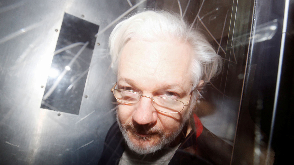 John Pilger Julian Assange Must Be Freed Not Betrayed Rt Op Ed