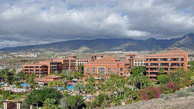 Canary Islands resort with 1,000 tourists on LOCKDOWN after guest tests positive for coronavirus (VIDEOS)