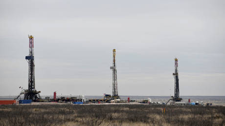 FILE PHOTO: Drilling rigs operate in the Permian Basin oil and natural gas production area in Lea County, New Mexico, the US © Reuters / Nick Oxford