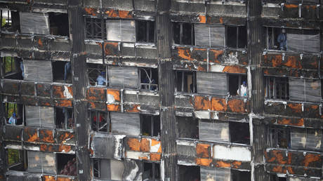 File photo Workers stand inside the ruins of the Grenfell tower in London on October 16, 2017. © REUTERS/Hannah Mckay