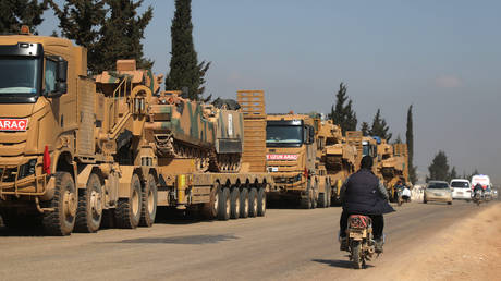 A convoy of Turkish military vehicles in the northern countryside of Syria's Idlib province © AFP / AAREF WATAD