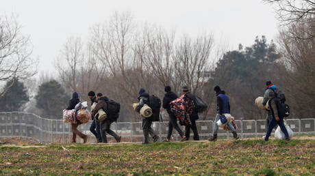 Migrants walk near the Turkey's Pazarkule border crossing with Greece's Kastanies, March 4, 2020. © REUTERS/Leonhard Foeger