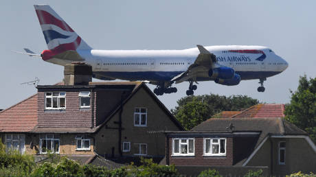 FILE PHOTO: A British Airways Boeing 747 comes in to land at Heathrow airport in London © REUTERS / Toby Melville