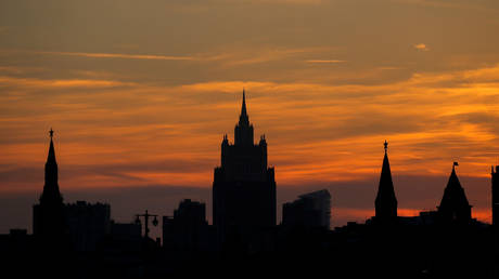 FILE PHOTO: The Russian Foreign Ministry headquarters and towers of Kremlin in Moscow © Reuters / Maxim Shemetov