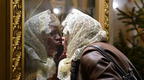 A parishioner kisses an icon in the Cathedral of Christ the Saviour, Moscow © Sputnik / Sergey Pyatakov