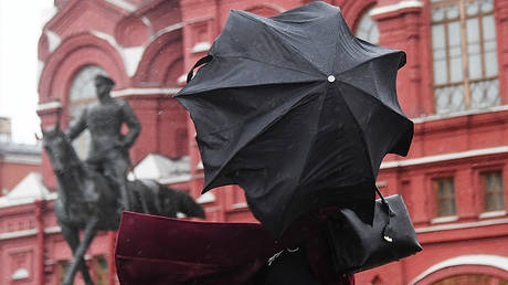 Moscow BATTERED by strong winds — one dead