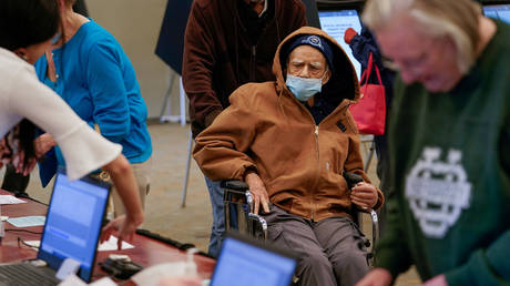 Voter in mask arrives to cast ballot at Ohio primary © Reuters / Bryan Woolston