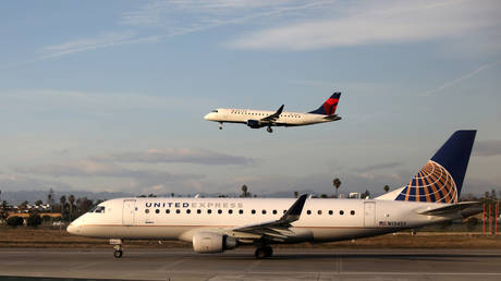 FILE PHOTO: A Delta Connection Embraer ERJ-175LR plane and a United Express Embraer ERJ-175LR plane at LAX airport © Reuters / Lucy Nicholson