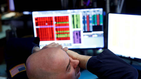 A trader works on the floor of the New York Stock Exchange, March 18, 2020 © Reuters / Lucas Jackson