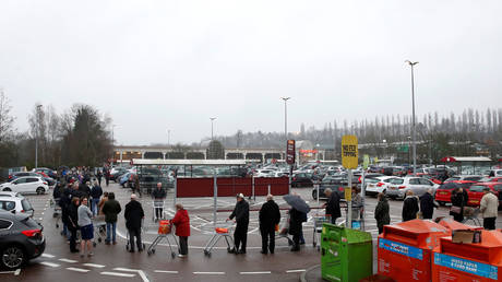 People queue outside of a Sainsbury's supermarket in St Albans © REUTERS / Matthew Childs