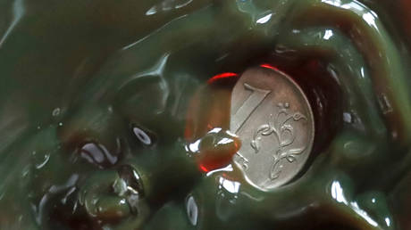 FILE PHOTO: A Russian rouble coin inside a bulb with crude oil © Reuters / Vasily Fedosenko