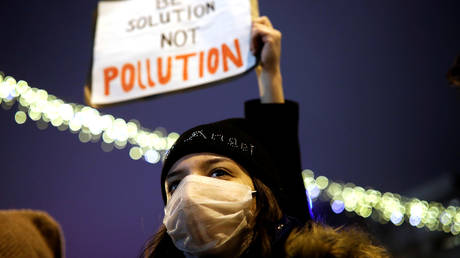 FILE PHOTO: Students wearing masks protest against high levels of air pollution © Reuters / OGNEN TEOFILOVSKI
