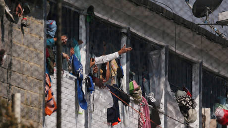 Prisoners in La Modelo prison on Sunday after the riot demanding health measures against the spread of Covid-19. © REUTERS/Leonardo Munoz