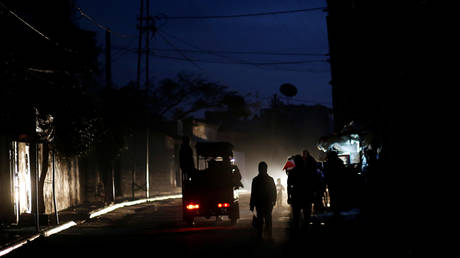 Palestinians walk on a street during a power cut in Beit Lahiya in the northern Gaza Strip. © Reuters / Mohammed Salem