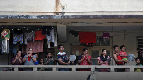 Mumbai residents bang utensils from balcony to cheer for workers fighting against coronavirus © REUTERS/Francis Mascarenhas