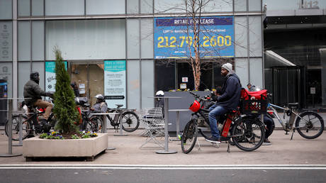 Delivery workers wait to be summoned in otherwise-shut-down midtown Manhattan © Reuters / Mike Segar
