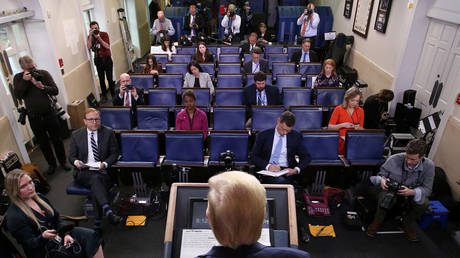 U.S. President Trump leads the daily coronavirus response briefing ©  Reuters / JONATHAN ERNST