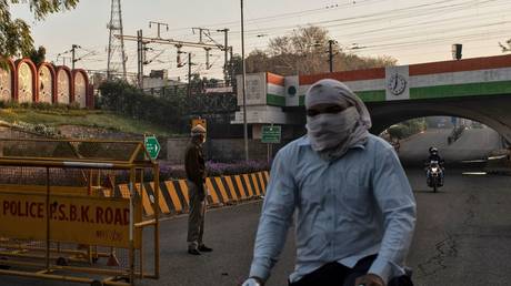 A policeman stands guard next to barricades during 21-day nationwide lockdown to limit the spreading of coronavirus disease (COVID-19), in New Delhi, India, March 25, 2020. © REUTERS/Danish Siddiqui