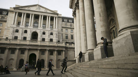 Еhe Royal Exchange (R) and The Bank of England in the City of London, UK