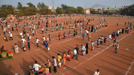 Indians maintain safe distance as they queue to buy vegetables during a 21-day lockdown © Reuters / Idrees Mohammed