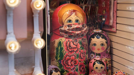 A Russian matryoshka doll with a protective mas in a gift shop in Moscow, March 23, 2020 © Reuters / Evgenia Novozhenina