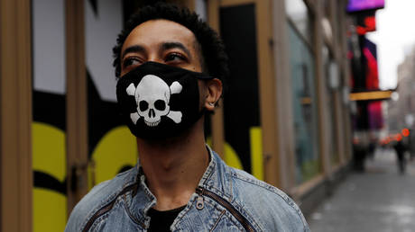 A man wears a protective mask in midtown Manhattan, March 20, 2020 © Reuters / Mike Segar
