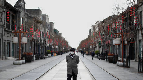 A man wearing a protective face mask in Beijing, China, March 26, 2020 © REUTERS / Thomas Peter
