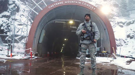 An airman stands guard at an entrance to the Cheyenne Mountain complex in Colorado © YouTube / AirmanMagazineOnline